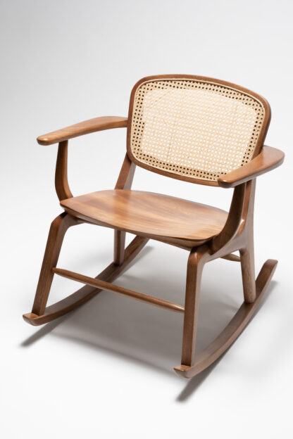 silla mecedora moderna de madera con respaldo de bejuco