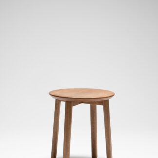 mesita de madera con cuatro patas y de diseño minimalista