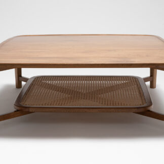 mesa de centro con cuatro patas de madera y con detalle de bejuco