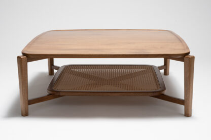 mesa de centro con cuatro patas de madera y con detalle de bejuco