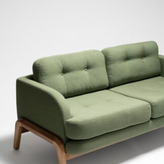 love seat contemporáneo de tela verde con detalle lateral de madera