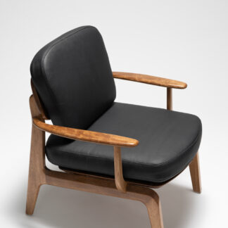 silla lounge de madera y con cojines de piel negra
