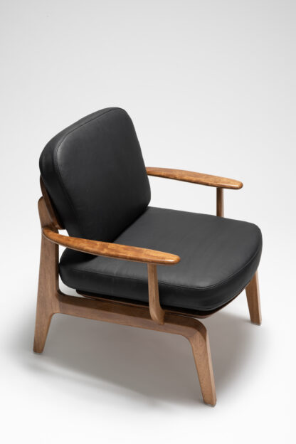 silla lounge de madera y con cojines de piel negra