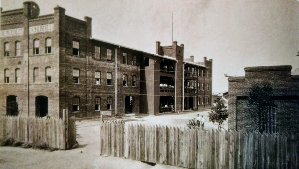exterior de antigua fábrica de muebles malinche en el año 1909