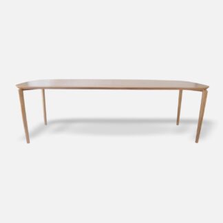 mesa de comedor de madera con cuatro patas y diseño minimalista