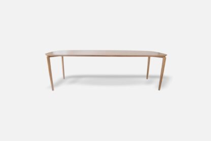 mesa de comedor de madera con cuatro patas y diseño minimalista