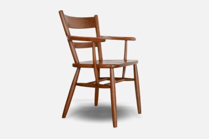 silla de madera con descansabrazos y diseño original para restaurantes