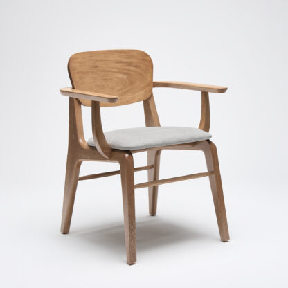 silla malinche de madera con descansabrazos y con asiento tapizado en tela color gris claro