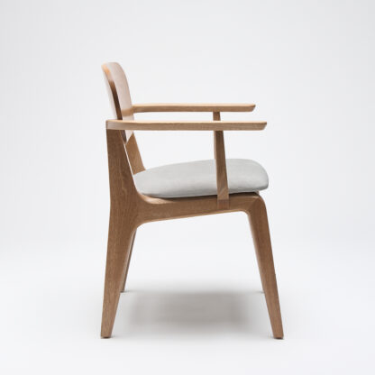 silla minimalista de madera con descansabrazos y con asiento tapizado en tela color gris