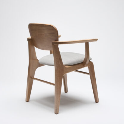 silla moderna de madera con descansabrazos y con asiento tapizado en tela color gris claro