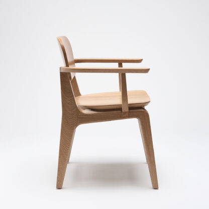 silla malinche de madera con descansabrazos y con asiento de madera vista desde un lado
