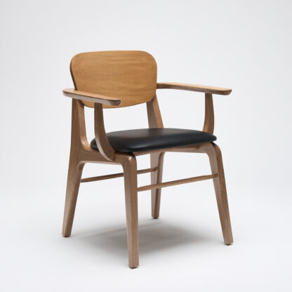 silla de madera con descansabrazos y con asiento tapizado en piel color negro