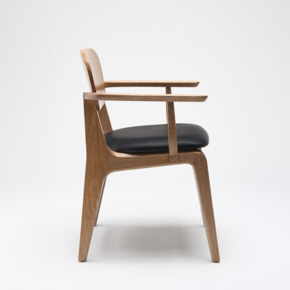 silla contemporanea de madera con descansabrazos y con asiento tapizado en piel color negro