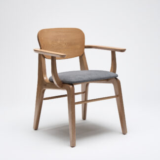 silla comoda de madera con descansabrazos y con asiento tapizado en tela color gris oxford