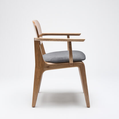 silla malinche de madera con descansabrazos y con asiento tapizado en tela color gris oxford