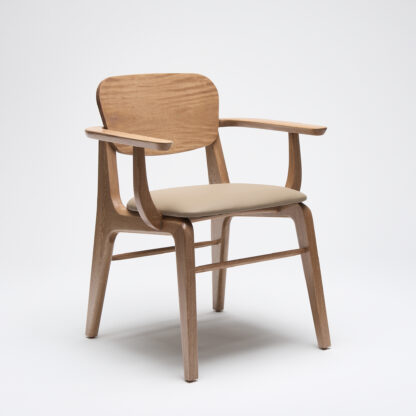 silla comoda de madera con descansabrazos y con asiento tapizado en piel color taupe