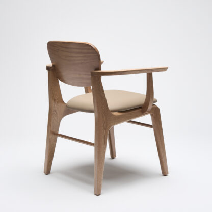 silla malinche de madera con descansabrazos y con asiento tapizado en piel color taupe