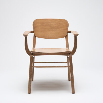 silla de madera con descansabrazos y con asiento de madera