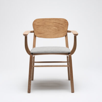 silla estilizada de madera con descansabrazos y con asiento tapizado en tela color gris vista desde el frente