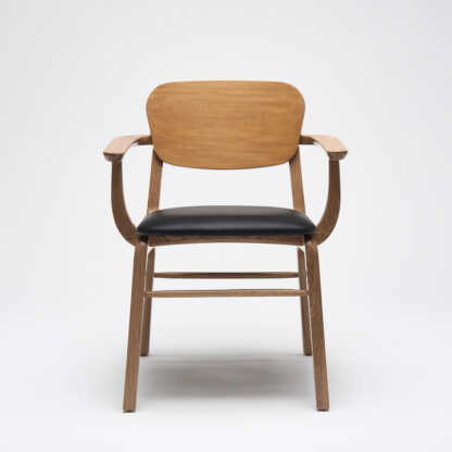 silla comoda de madera con descansabrazos y con asiento tapizado en piel color negro vista desde el frente