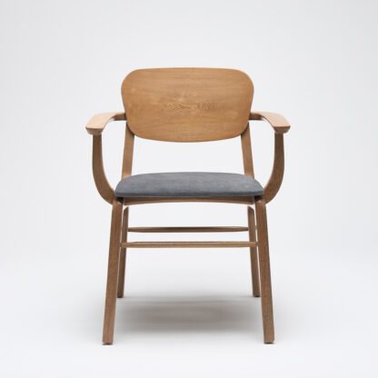silla de madera con descansabrazos y con asiento tapizado en tela color gris oxford vista desde el frente