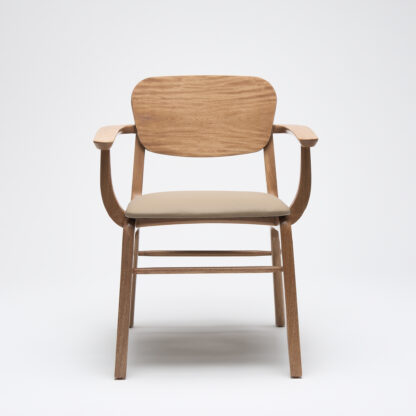 silla de madera con descansabrazos y con asiento tapizado en piel color taupe vista desde el frente