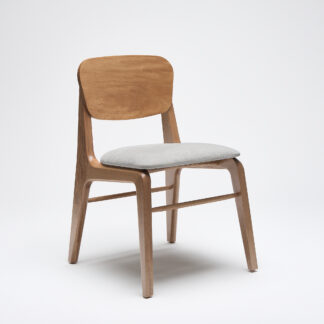 silla minimalista de madera sin descansabrazos con asiento tapizado en tela color gris claro