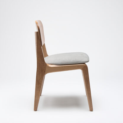silla malinche de madera sin descansabrazos con asiento tapizado en tela color gris