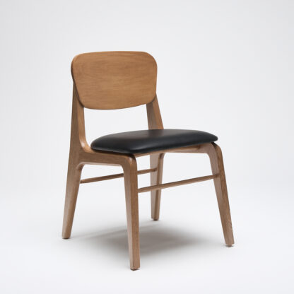 silla de madera sin descansabrazos con asiento tapizado en piel color negro