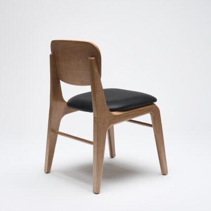 silla moderna de madera sin descansabrazos con asiento tapizado en piel color negra