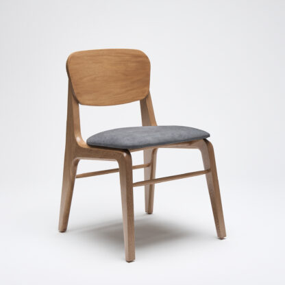 silla de madera sin descansabrazos con asiento tapizado en tela color gris oxford