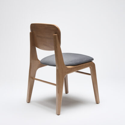 silla de lujo de madera sin descansabrazos con asiento tapizado en tela color gris oxford