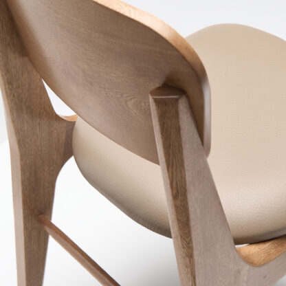 silla de madera sin descansabrazos con asiento tapizado en piel color taupe vista por arriba