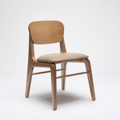 silla de madera sin descansabrazos con asiento tapizado en piel color taupe