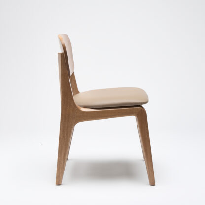 silla moderna de madera sin descansabrazos con asiento tapizado en piel color taupe vista de lado