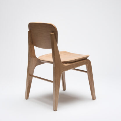 silla de madera sin descansabrazos con asiento de madera vista desde atrás
