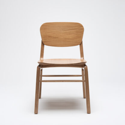 silla de madera sin descansabrazos con asiento de madera vista desde el frente