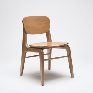 silla de madera sin descansabrazos con asiento de madera vista de lado