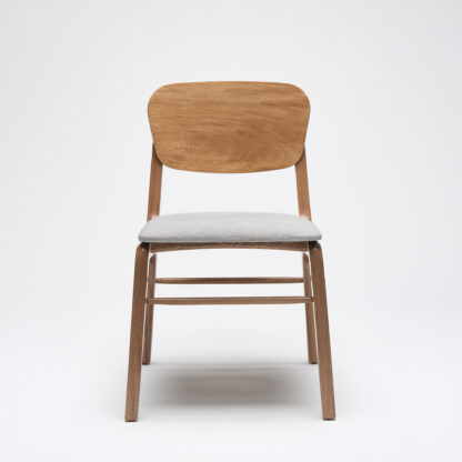 silla de madera sin descansabrazos con asiento tapizado en tela color gris vista desde el frente