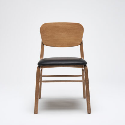 silla de madera sin descansabrazos con asiento tapizado en tela color negro vista desde el frente