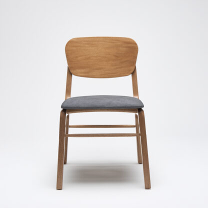 silla de madera sin descansabrazos con asiento tapizado en tela color gris oxford vista desde el frente