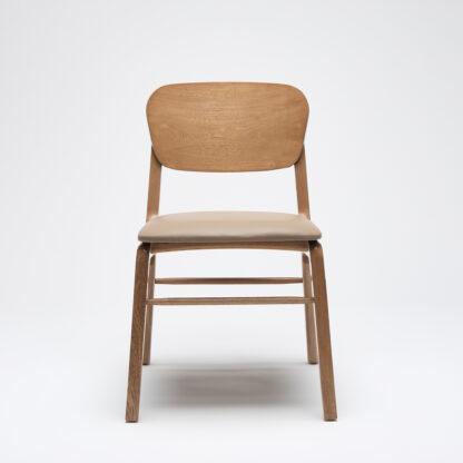 silla de madera sin descansabrazos con asiento tapizado en piel color taupe vista desde el frente