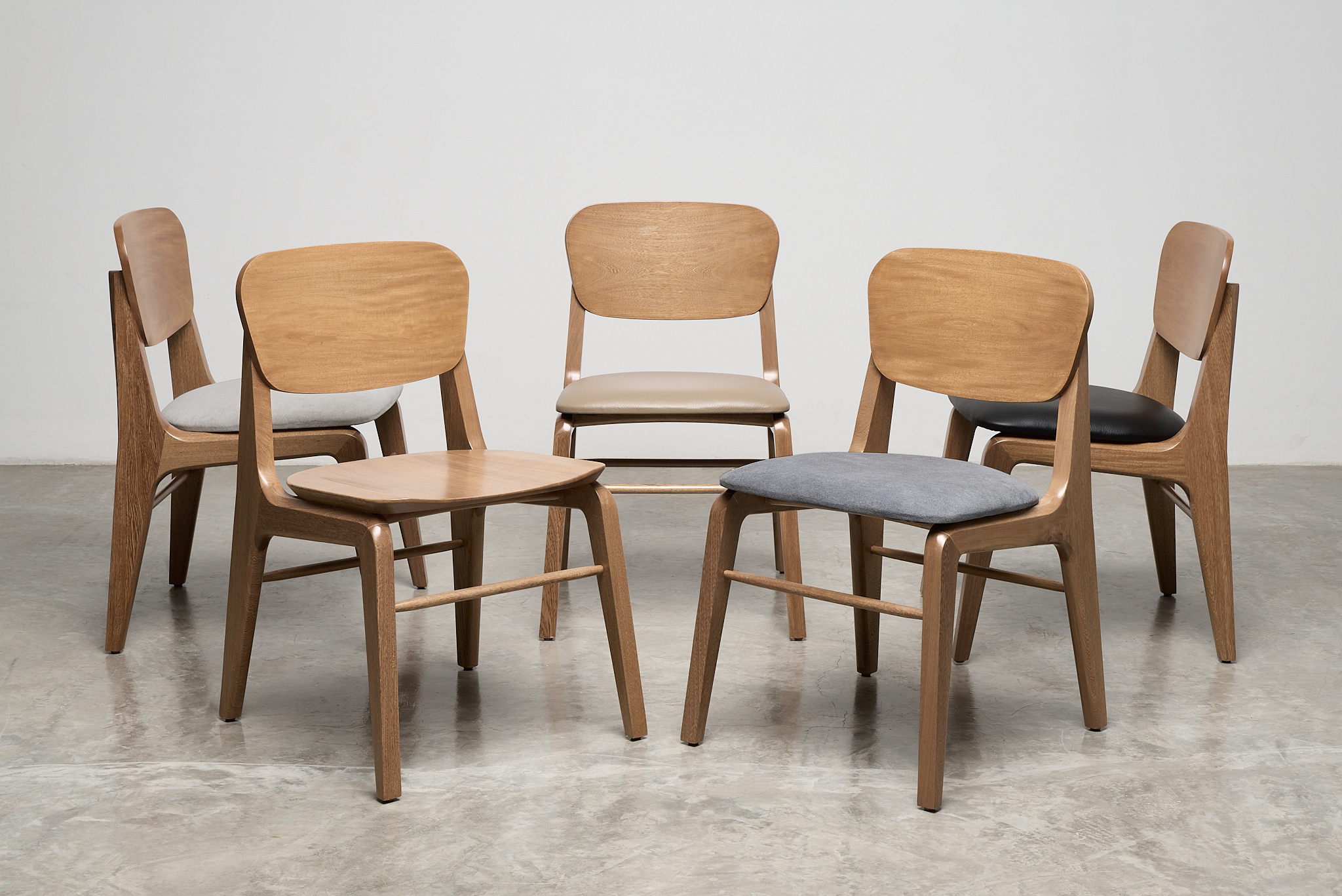 sillas de madera sin descansabrazos con asientos en diferentes colores